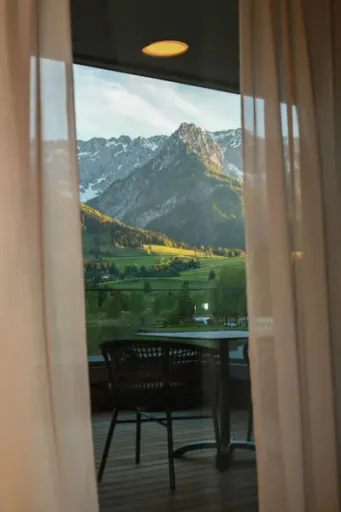 De suites van de nieuwe Das Walchsee Lakeside liggen pal aan de Walchsee. Schuif je gordijnen open en geniet van het uitzicht op de bergen en het meer. © Das Walchsee Aktivresort