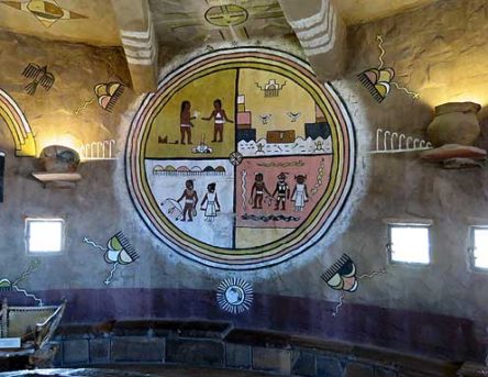 De binnenkant van de Desert View Tower is versierd met indiaanse motieven. © Nico van Dijk