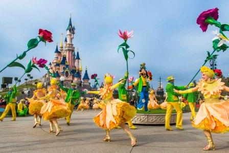 Disneyland Paris gaat swingend, dansend en zingend de lente in