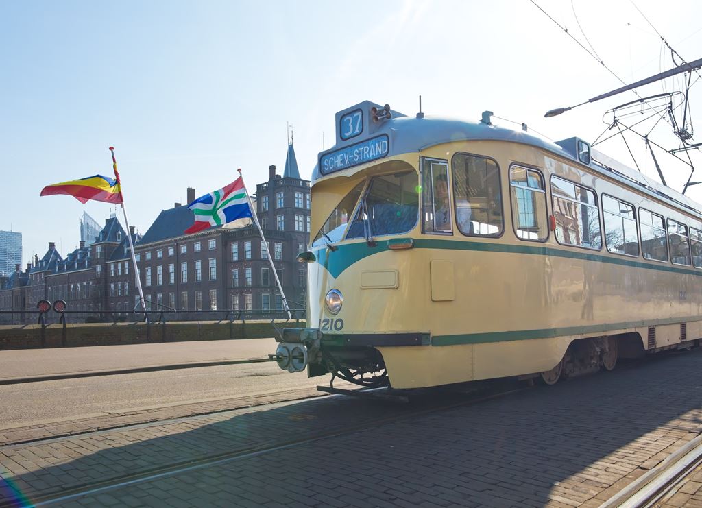 The Tourist Tram rijdt door Den Haag