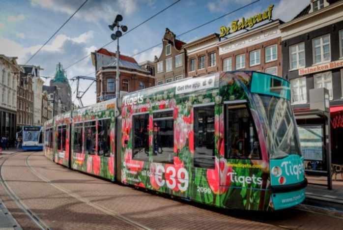 Amsterdamse tram lijn 9 rijdt in Hollandse Highlight