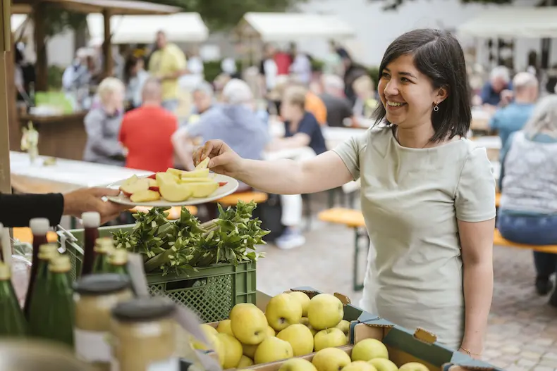 Geniet van vers geoogste producten op de boerenmarkt in Algund in Zuid-Tirol. © Armin Terzer / Tourismusverband Algund