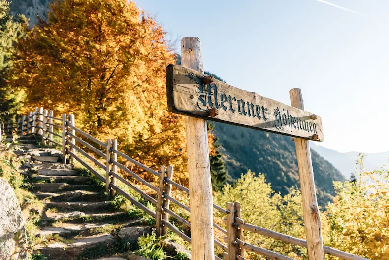 Geniet van de herfstkleuren tijdens een wandeling over de Meraner Hohenweg. © Benjamin Pfitscher / Tourismusverband Algund
