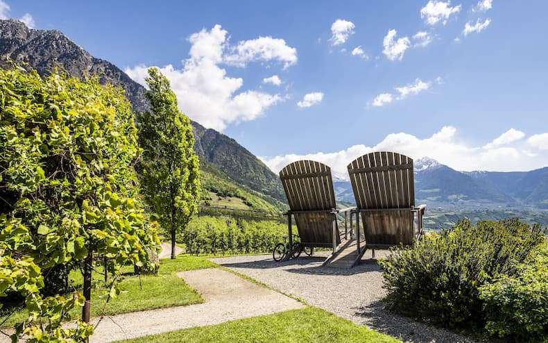Vanuit deze reuzenstoelen kun je de schoonheid van Algund in je opnemen. © Hannes Niederkoflerr / TV Algund
