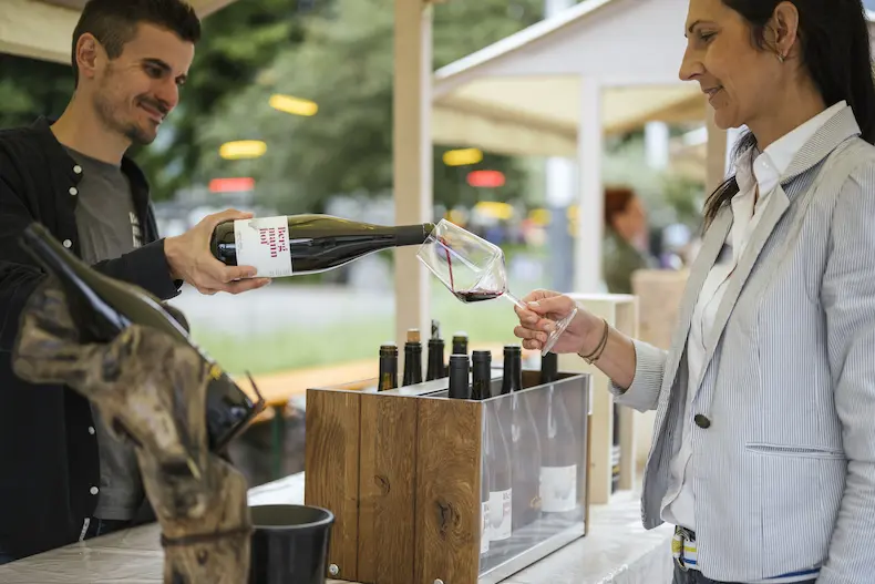 Als de druiven zijn geoogst, begint in Zuid-Tirol het "törgelen' waarbij je kunt genieten van frisse, jonge wijnen. En je geniet van wijnfestivals zoals in Algund. © Armin Terzer / Tourismusverband Algund