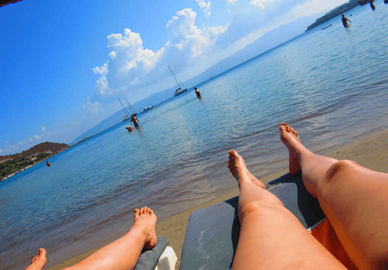 Geniet lekker op een strandbedje in Bodrum van een all inclusive vakantie in Turkije © Cevenstar / Pixabay 