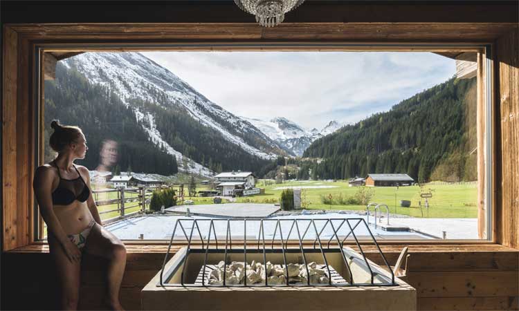 Vanuit de bloksauna heb je een geweldig uitzicht over het dal en op de Hintertuxer Gletscher © Sebastian Weingart (Alpinhotel Berghaus)