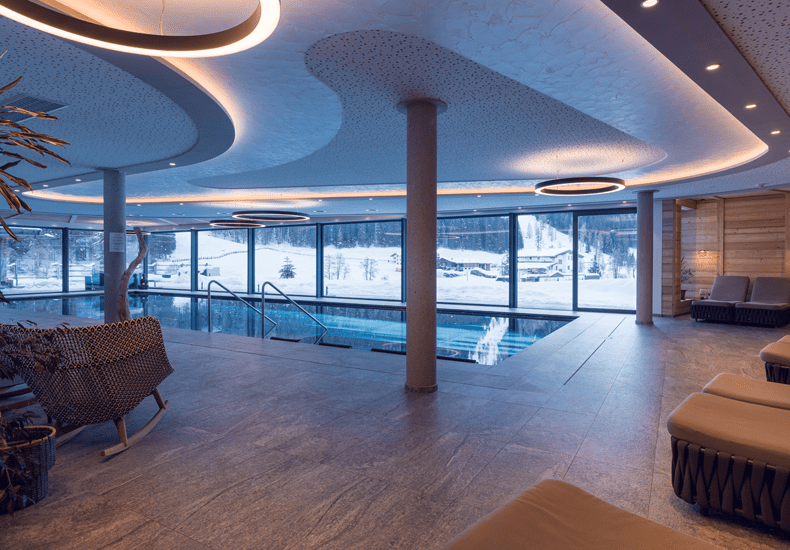 Heerlijk ontspannen in het indoor panoramazwembad, de wellness of tijdens een massage in het Alpinhotel Berghaus. © Alpinhotel Berghaus
