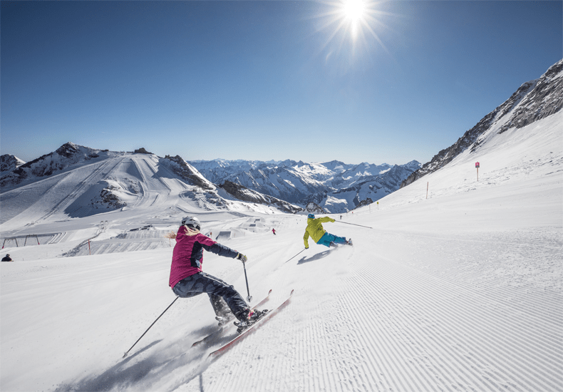 De pistes van de Hintertuxer Gletscher en de Ski- und Gletscherwelt 3000 lenen zich uitstekend voor een skivakantie buiten het hoogseizoen. © Sebastian Weingart / Alpinhotel Berghaus