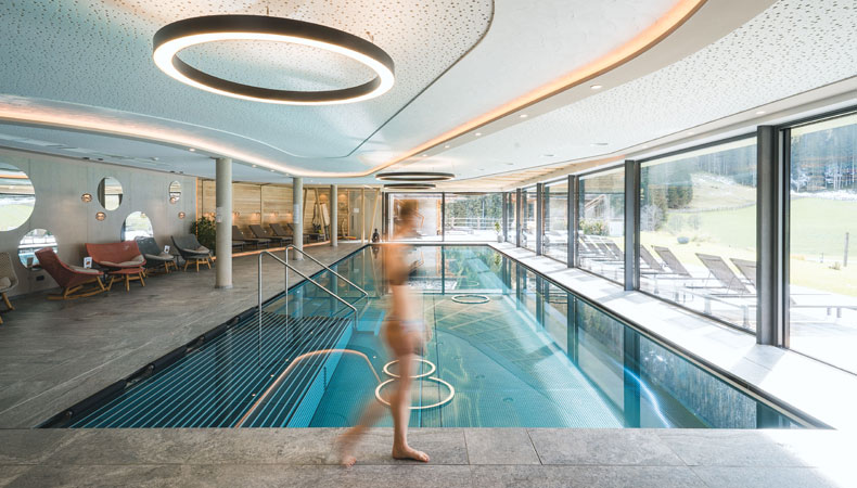 Het grote 20 x 7 meter panorama zwembad is onderdeel van het nieuwe spa-gedeelte van het Alpinhotel Berghaus © Alpinhotel Berghaus