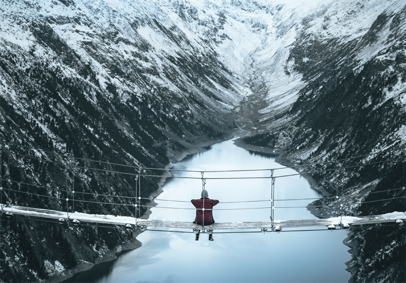 Winter in het Tuxer-dal: dankzij de Hintertuxer gletsjer kun je eerder en langer dan waar dan ook in Oostenrijk de piste op en van de winter genieten. © Sebastian Weingart / Alpinhotel Berghaus