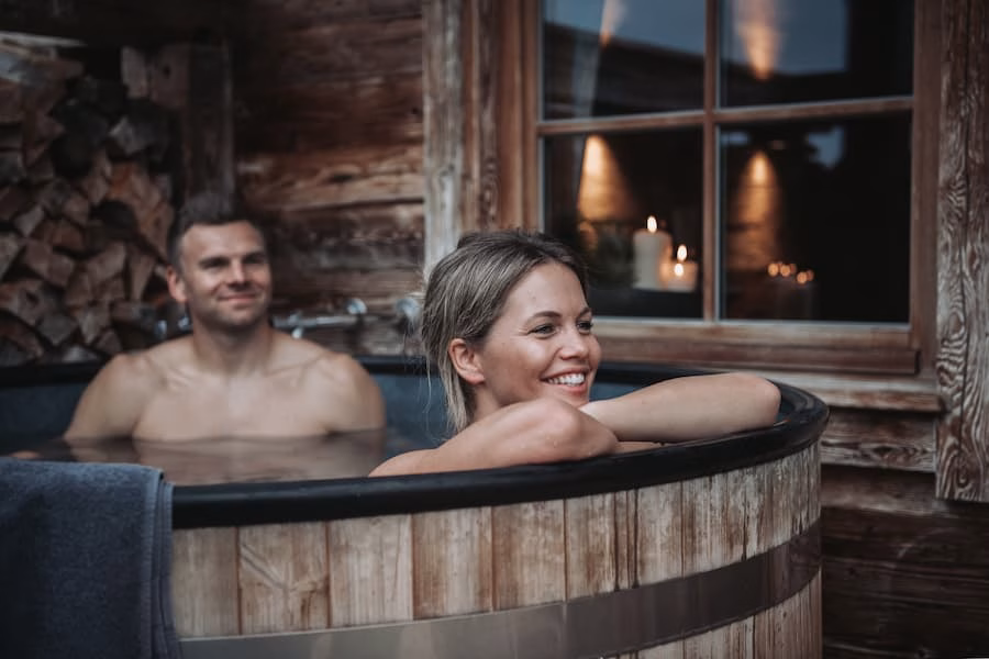 Geniet van een privé-spa of ga lekker met z'n tweetjes in je eigen hottub. © Alpzitt Chalets