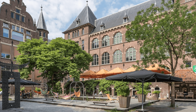 Het Amsterdam Tropenhotel is onderdeel van het Koninklijk Instituut voor de Tropen, dat gevestigd is in een monmentaal pand vlakbij Artis. © Fair Focus
