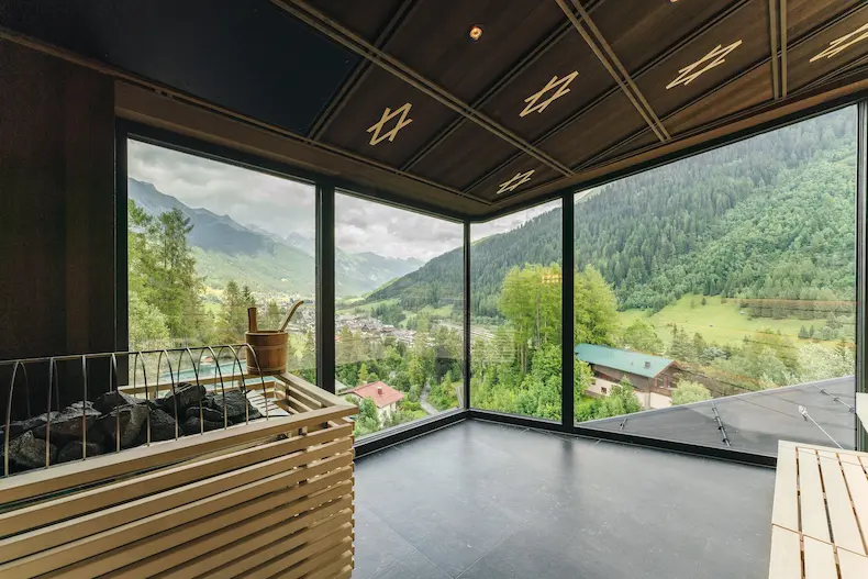 Vanuit de sauna in de Aria Spa heb je een prachtig uitzicht op de bergen van Sankt Anton am Arlberg. © Hotel Arpuria