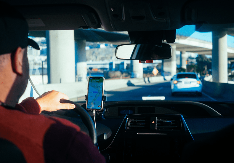 Een auto huren en bijbetalen voor navigatie? Nergens voor nodig. Gebruik gewoon Google Maps op je smartphone. Dat werkt via GPS, dus je hebt geen 4G nodig, hooguit om de navigatie op te starten. © Paul Hanaoka / Unsplash