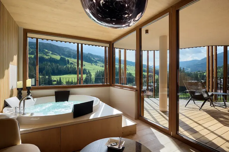 Geniet van en privé-bubbelbad in de Cigar Suite. © Visciani Photography /Badia Hill