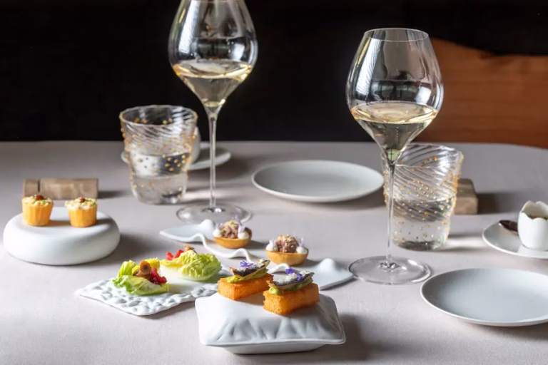 Wijn en fingerfood. © Badia Hill