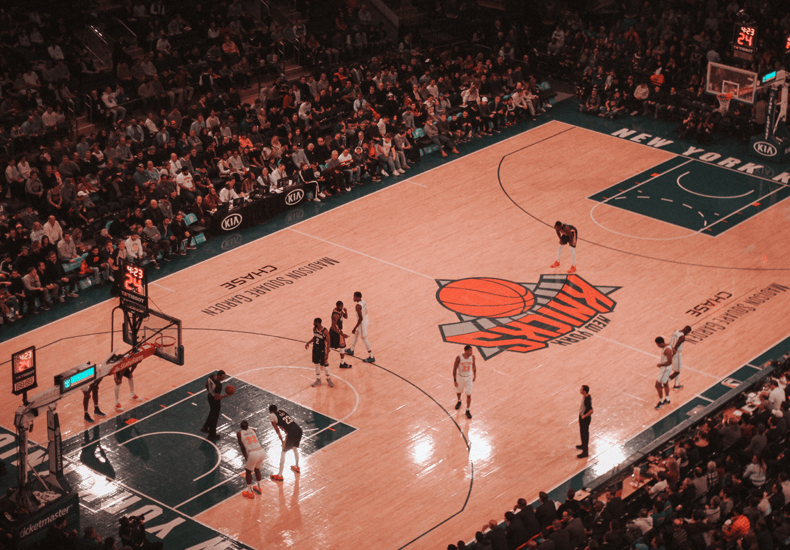 Een basketbalwedstrijd in New York bijwonen? Koop tickets voor de New York Knicks. © Miltiadis Fragkidis / Unsplash