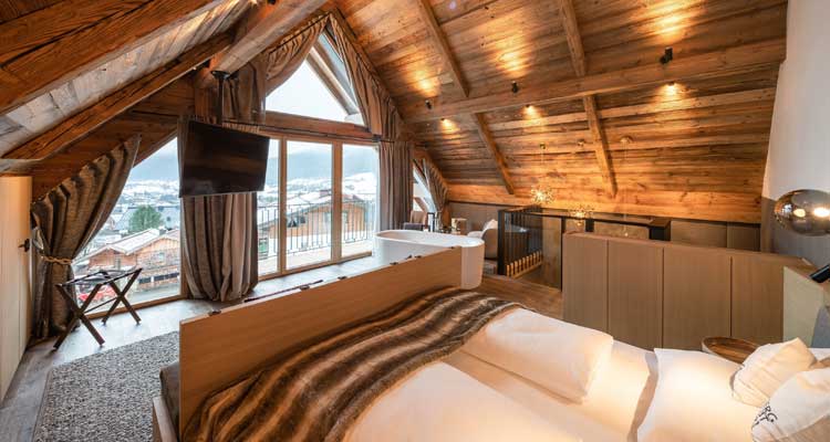 Vanuit het kingsize bed of het bad in de nok van het Baumhaus heb je een prachtig zicht op het dal. © Hotel Gassner 