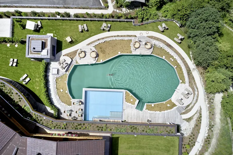 De infinitypool van de nature spa loopt mooi over in het natuurlijke zwemmeer. © Der Böglerhof