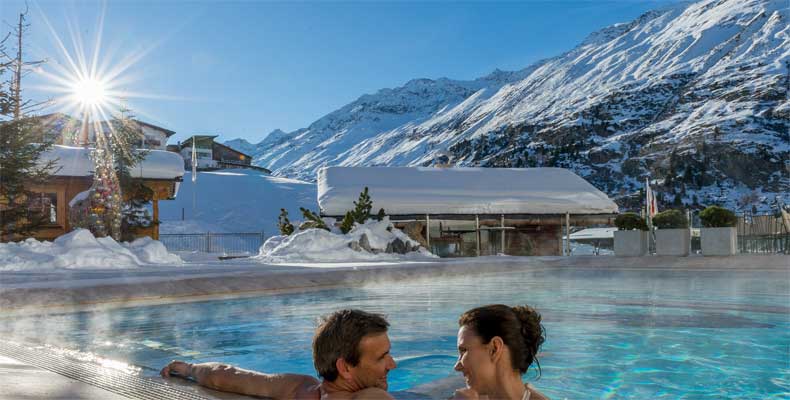 Vanuit het buitenzwembad heb je een prachtig zicht op de bergen van het Oetztal. © Alexander Maria Lohmann (Alpen-Wellness Resort Hochfirst)