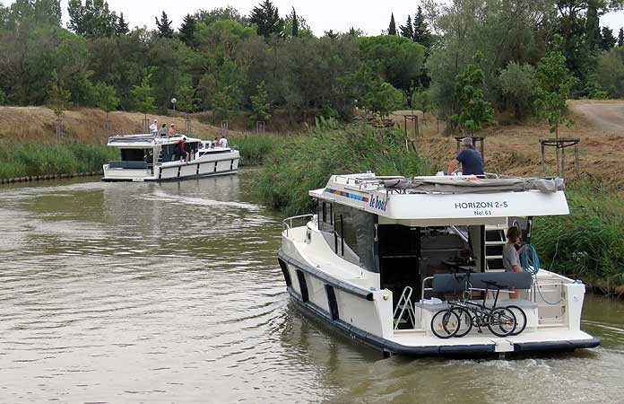 De Horizon 5 (voorste boot) en Horizon 2 zijn populaire, nieuwe huurboten van Le Boat om te varen op het Canal du Midi. © Nico van Dijk