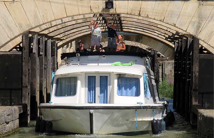 Sommige zeventiende eeuwse waterwerken in het Canal du Midi, zoals de Ouvrage du Libron, zijn niet gebouwd voor hedendaagse motorjachten. Soms pas het maar net. © Nico van Dijk