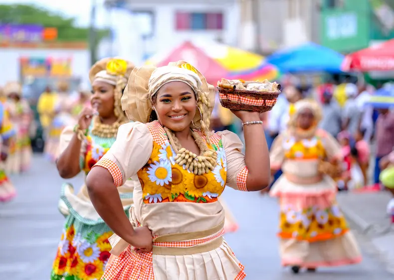 Op de markten van Willemstad kun je allerlei heerlijke, ter plekke door de 'mamma's' klaargemaakte maaltijden kopen. © Curaçao Tourist Board