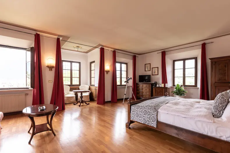 In de prachtige kamers en suites van kasteelhotel Castel Rundegg voel je je de koning te rijk. © Castel Rundegg