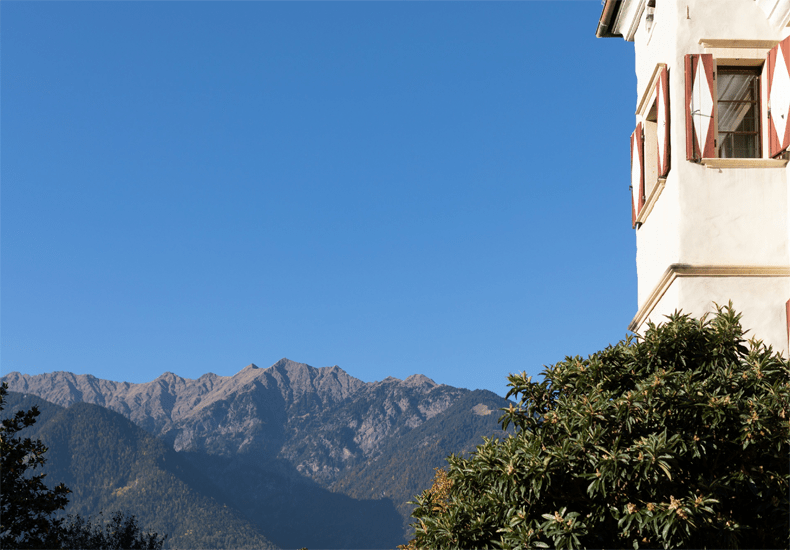 Vanuit kasteelhotel Castel Rundegg heb je een prachtig uitzicht op de bergen rond Merano in Zuid-Tirol © Castel Rundegg