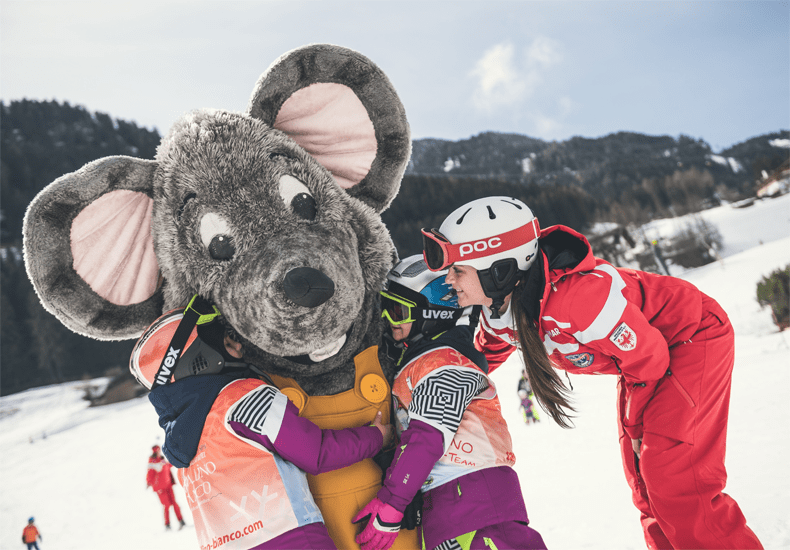 Ook hotelmascotte Lino van het Cavallino Bianco Family Spa Grand Hotel komt naar de skilessen. © Hannes Niederkofler / Cavallino Bianco Family Spa Grand Hotel.
