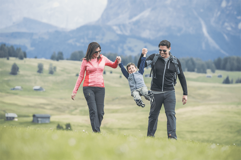 De herfst is in Zuid-Tirol een ideale tijd om met het hele gezin te gaan wandelen in de bergen © Hannes Niederkofler / Cavallino Bianco Family Spa Grand Hotel.