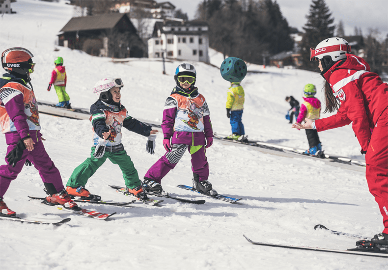 Skiles op de makkelijke pistes in Sankt Ulrich. Vrijwel elke skileraar spreekt Duits. © Hannes Niederkofler / Cavallino Bianco Family Spa Grand Hotel.