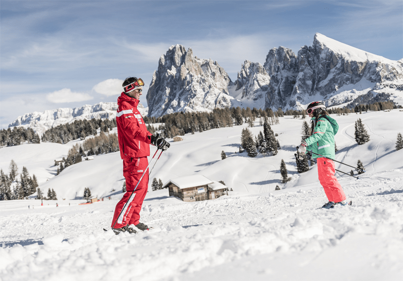 Skiles op de pistes van Alpe di Siusi in Ortisei. © Hannes Niederkofler / Cavallino Bianco Family Spa Grand Hotel