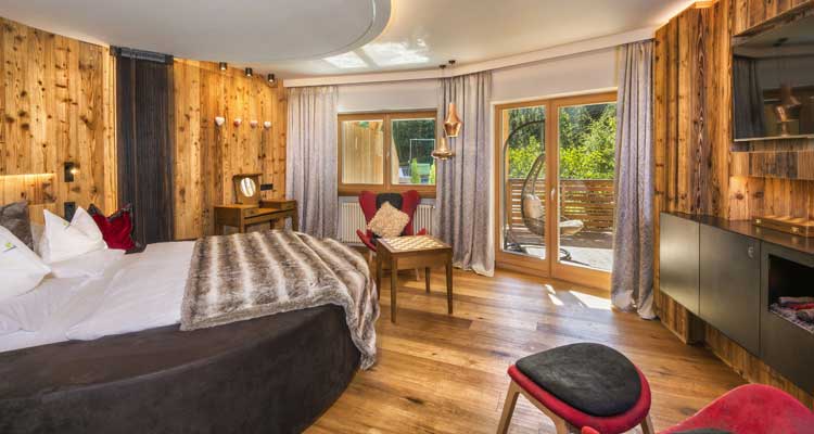 Luxe kamer in Chalet Salena met onder meer een romantisch haardvuur © Lorenz Masser (Hotel Quelle Nature Spa Resort)
