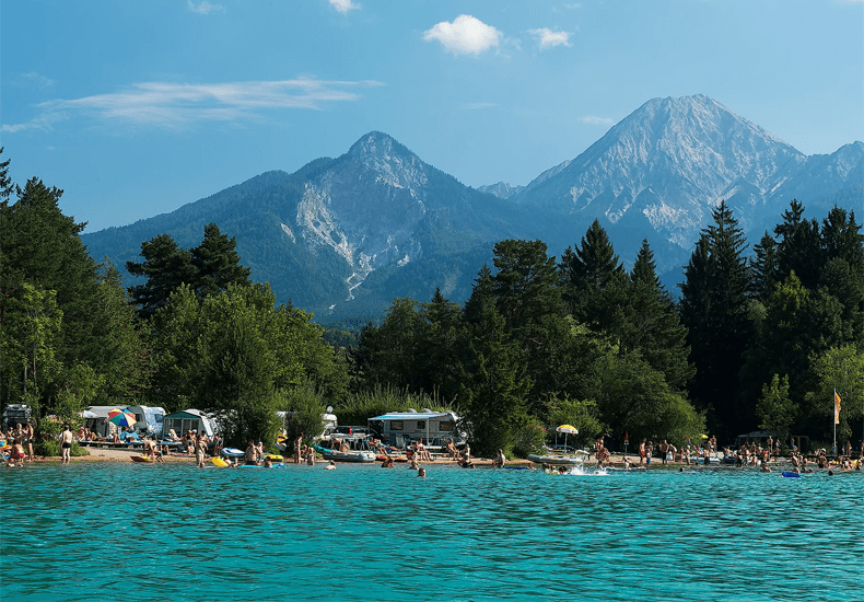 Lekker op de camping in Karinthië aan een van de vele meren, met de bergen binnen handbereik. © Daniel Zupanc / Kärnten Werbung Kärnten Werbung