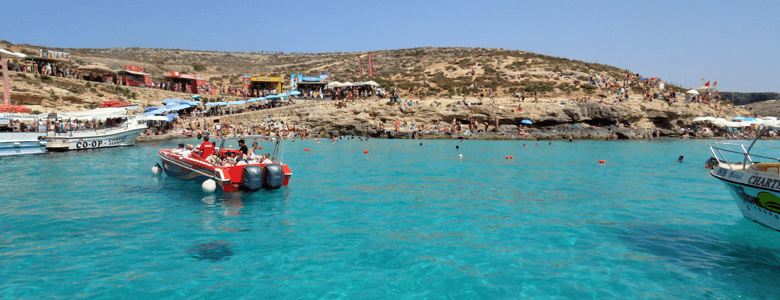 Drukte Blue Lagoon Malta aan banden gelegd