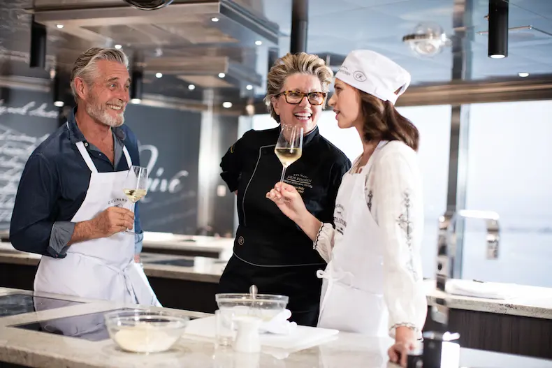 Chef Kathryn Kelly is het gezicht van de Culinary Arts Kitchens van Regent Seven Seas Cruises geworden. Zij en haar collega's zijn fulltime beschikbaar om te praten over alles wat met eten te maken heeft. © Regent Seven Seas Cruises