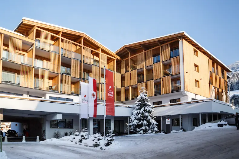 Das Hohe Salve Sportresort is een luxe ski in, ski out hotel in Hopfgarten. Vanuit het hotel ski je zo de pistes van de Skiwelt Wilder Kaiser Brixental op. © Lukas Rubisoier / Das Hohe Salve Sportresort