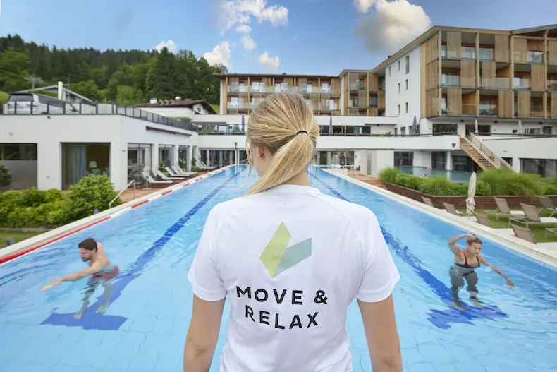 Ervaren coaches en trainers geven sporttraining in Das Hohe Salve Sportresort, zoals zwemtraining in het 25 meter bad. © Simon Hausberger / Das Hohe Salve Sportresort