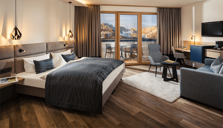 De hotelkamers in Das Kaiserblick, zoals deze twee persoonskamers, hebben een moderne, luxe uitstraling. © Florian Scherl / DAS KAISERBLICK**** Superior
