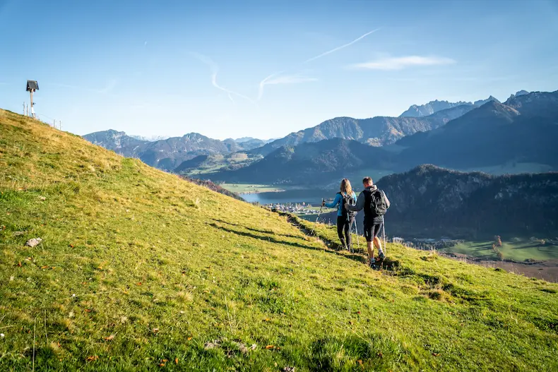 
De Walchsee in de Tiroler regio Kaiserwinkl biedt in het voorjaar en de zomer volop mogelijkheden om er actief op uit te trekken. © Tourismusverband Kaiserwinkl / Das Walchsee Aktivresort