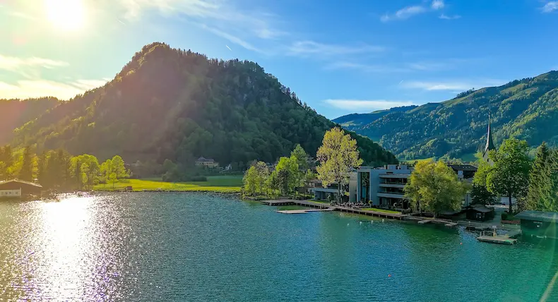 De ligging Das Walchsee Lakeside aan het meer biedt volop mogelijkheden voor watersport. © Simon Hausberger / Das Walchsee Aktivresort