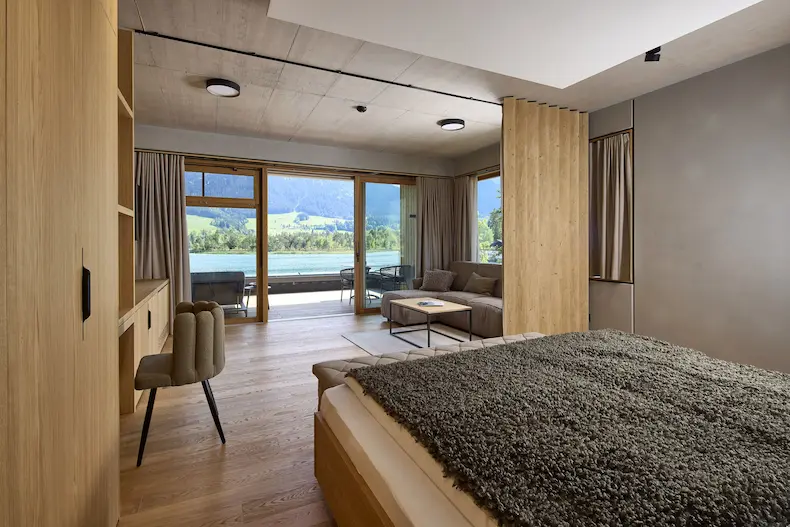Alle 22 suites in Das Walchsee Lakeside hebben uitzicht op de Walchsee. © Simon Hausberger / Das Walchsee Aktiv Resort