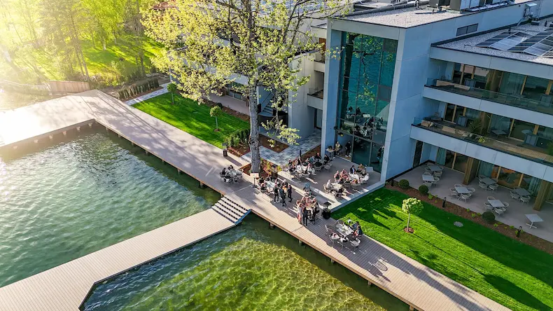 Das Walchsee Lakeside ligt direct aan de Walchsee. Je kunt heerlijk ontspannen op het terras aan het water. © Simon Hausberger / Das Walchsee Aktivresort