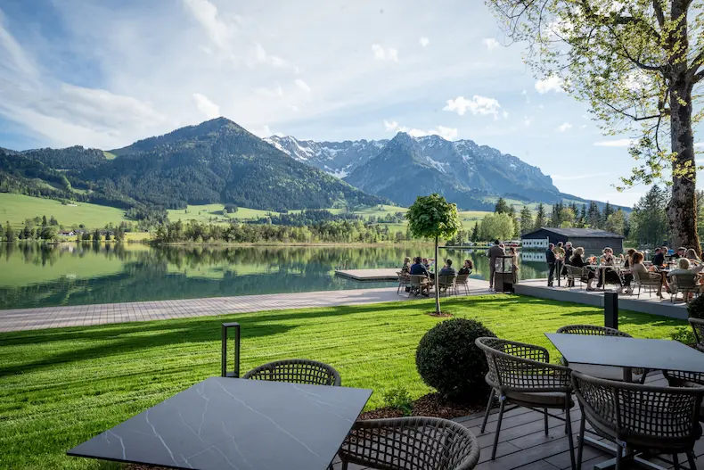 Op het privé-terras aan de Walchsee kun je heerlijk ontspannen en genieten van een fenomenaal uitzicht. © Simon Hausberger / Das Walchsee Aktiv Resort