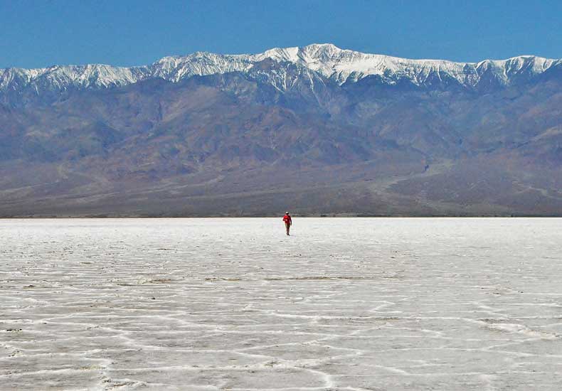 Badwater Basin in Death Valley. Ga je met de camper naar Death Valley? Bereid je dan goed voor op de extreme temperaturen. © Abhay Bharadwaj via Pixabay 