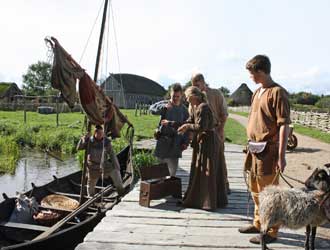 Moderne vikingen in de haven van Ribe, Denemarken