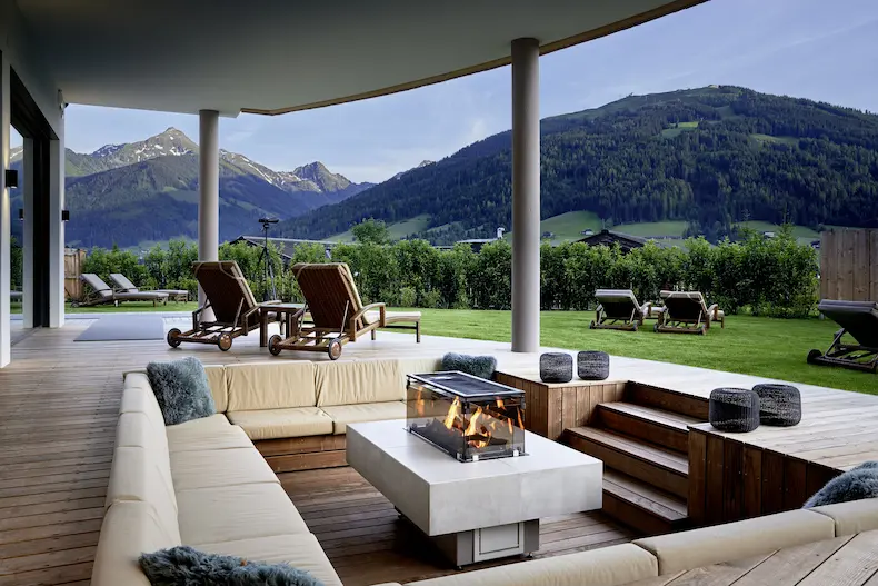 Vanuit de relaxtuin met vuurplaats van Der Böglerhof heb je een prachtig uitzicht over het Alpbachtal. © Der Böglerhof