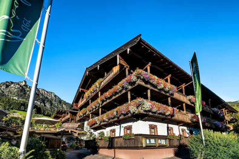 Net als veel andere gebouwen in Alpbach is 5 sterren hotel Der Bölgerhof opgetrokken in een traditionele stijl. Onder meer die stijl en de vele bloembakken hebben Alpbach de titel mooiste dorp van Oostenrijk opgeleverd. ©Der Böglerhof